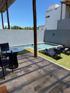 Swimmingpoolen hos eller tæt på Bangalo beira-mar Praia do Frances