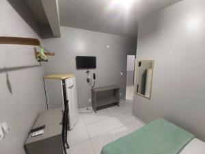 ein Zimmer mit einem Fernseher und ein Zimmer mit einem Zimmer in der Unterkunft Hotel Amazonas in Cacoal