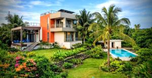 ein Haus mit einem Garten und einem Pool in der Unterkunft Green Courtyard Luxury Villa in Badlapur + 40 Fotos