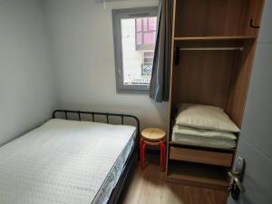 Postel nebo postele na pokoji v ubytování Appartement familial en centre-ville avec WiFi et animaux admis - FR-1-512-210