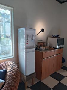 una cucina con frigorifero e un tavolo con forno a microonde di Nemurupa Garden Hostel & Yoga a Narita Altre 43 foto