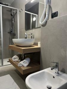 een badkamer met een wastafel en een douche bij Hotel Alle Tre Baite in Santa Caterina Valfurva +45 foto's