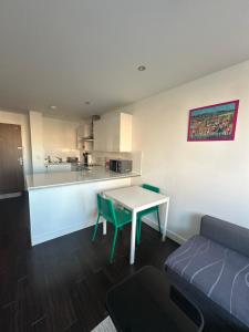 Køkken eller tekøkken på 1+1 Modern flat next to Sutton train station