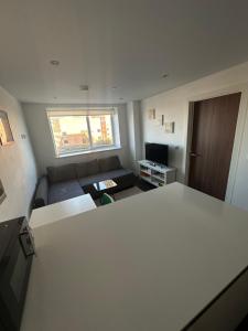 En eller flere senge i et værelse på 1+1 Modern flat next to Sutton train station