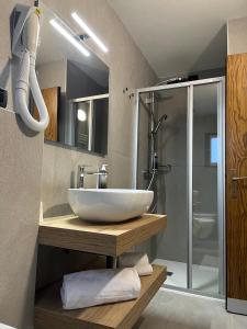 een badkamer met een wastafel en een douche bij Hotel Alle Tre Baite in Santa Caterina Valfurva