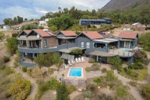 Cảnh núi rừng hoặc tầm nhìn ra núi từ nhà khách