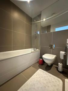 Et badeværelse på 1+1 Modern flat next to Sutton train station