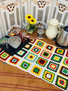 een tafel met een kleurrijk gehaakt kleed erop bij Nizwa house in Nizwa