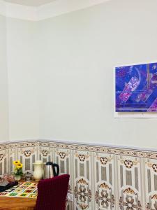 een keuken met een tafel met een tafel bij Nizwa house in Nizwa