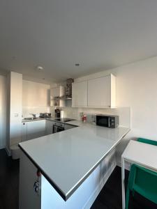 Køkken eller tekøkken på 1+1 Modern flat next to Sutton train station + 14 billeder