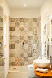 een badkamer met een wastafel, een toilet en een douche bij Benaco36 in Torri del Benaco +32 foto's