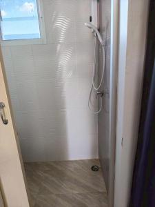 Et badeværelse på Comfy Hotels Self Check in คอมฟี่โฮเทล เช็คอินด้วยตัวเอง ซอยกิ่งแก้ว31ก