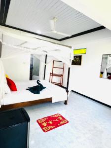 una camera da letto con un letto a castello con una scala e un tappeto rosso di Sajana Ocean Hill a Mirissa