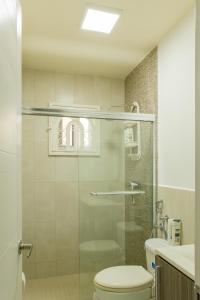 een badkamer met toilet en glazen douche bij VillaMarina in ArraijÃ¡n