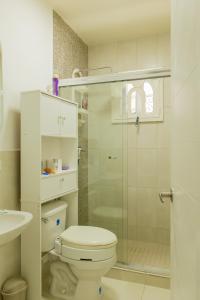 een badkamer met toilet en glazen douche bij VillaMarina in ArraijÃ¡n +8 foto's