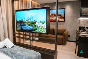 ein Wohnzimmer mit einem großen Flachbildfernseher in der Unterkunft Beach Class Meireles by Holiday Stays in Fortaleza