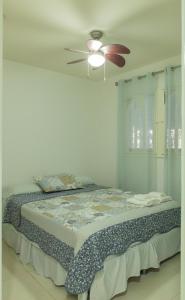 een slaapkamer met een bed met een plafondventilator bij VillaMarina in ArraijÃ¡n