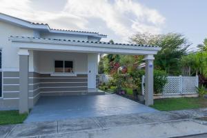 een wit huis met een pergola bij VillaMarina in ArraijÃ¡n