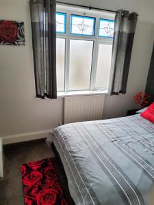 une chambre avec un lit et une grande fenêtre dans l'établissement Bats7, à Lincolnshire