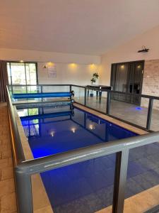 uitzicht op een zwembad in een gebouw bij וילה סאן טורינו - Vila San Torino in Elqosh