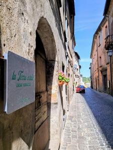 een straat met een bord aan de zijkant van een gebouw bij Torre Verde Acquapendente in Acquapendente