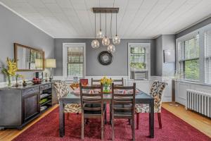 een eetkamer met een tafel en stoelen bij Aunt Bea's Bungalow - Pet Friendly - Hot Tub - Screen Porch - Wifi - Fenced Yard - King Bed - Town in Berkeley Springs