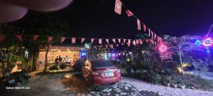 une voiture garée devant un bâtiment aux lumières de Noël dans l'établissement Trang An Green Bungalow & Restaurant, à Ninh Binh 162 autres photos