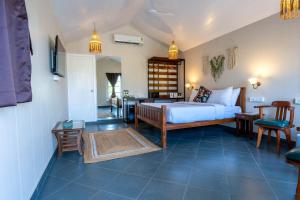 een slaapkamer met een bed en een bureau in een kamer bij Anchaviyo Resort By Zuper in Vāda +57 foto's