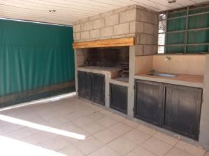 een lege keuken met een aanrecht en een wastafel bij Casa Doña Victoria in Villa Carlos Paz +2 foto's