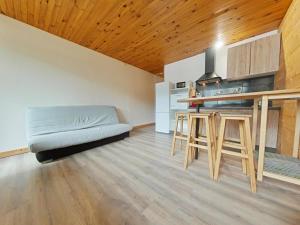 un soggiorno con un divano e un tavolo di Le Chitelet vue sur pistes a Xonrupt-Longemer