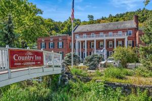 een brug voor een rood bakstenen gebouw bij Aunt Bea's Bungalow - Pet Friendly - Hot Tub - Screen Porch - Wifi - Fenced Yard - King Bed - Town in Berkeley Springs