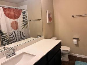 un bagno con lavandino, WC e specchio di Pool Table, Foosball, King bed, Crib,Parking&Yard a Kyle