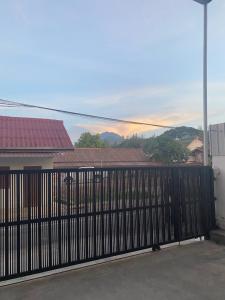 une clôture noire avec vue sur une maison dans l'établissement Casa Primera, à Luang Prabang
