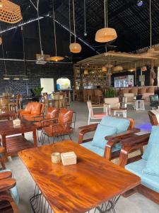 een restaurant met houten tafels en stoelen in een kamer bij The Up Koh Rong in Kaôh Rŭng (3)