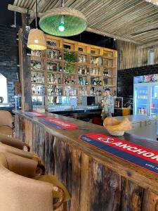 Een man aan een bar in een restaurant. bij The Up Koh Rong in Kaôh Rŭng (3)