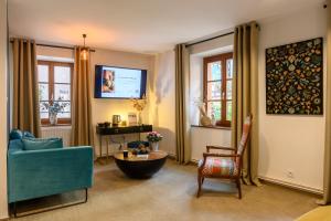 TV a/nebo společenská místnost v ubytování Hôtel le Saint Nicolas