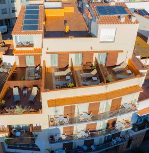 une vue aérienne sur un bâtiment doté de panneaux solaires sur ses toits dans l'établissement Hotel Carmen, à Roses