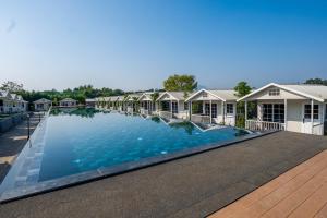 een groot zwembad in een villa bij Anchaviyo Resort By Zuper in Vāda