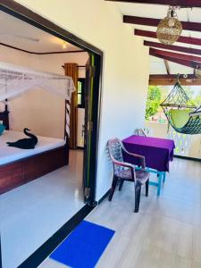 una camera da letto con un letto, una sedia e un tavolo di Sajana Ocean Hill a Mirissa