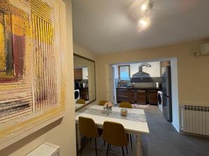 una cucina e un soggiorno con tavolo e sedie di Sandrina a Zagabria