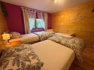 una camera da letto con due letti e una finestra di Sandrina a Zagabria