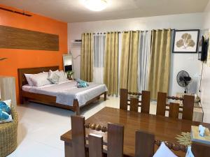 una camera da letto con un letto e un tavolo di CONDO unit in Puerto Princesa Palawan a Città di Puerto Princesa