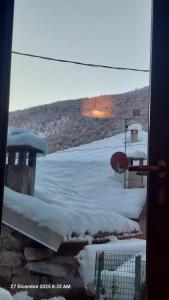 een uitzicht op een met sneeuw bedekt wateroppervlak bij La cò viéyi - La casa vecchia in Ala di Stura