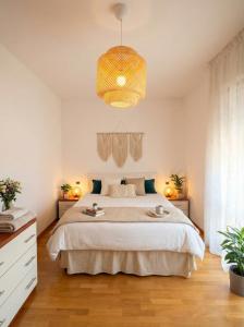 Giường trong phòng chung tại Cleo’s home