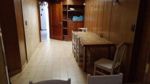 een keuken met een aanrecht en een tafel met stoelen bij Hostel San Telmo in Buenos Aires +40 foto's