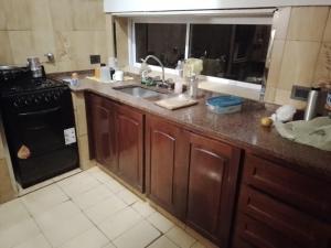 een keuken met een spoelbak en een fornuis bij Hostel San Telmo in Buenos Aires