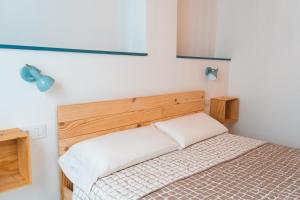 ein Schlafzimmer mit einem Bett und zwei Lampen an der Wand in der Unterkunft Casa súper acollidora completament reformada in Saldet