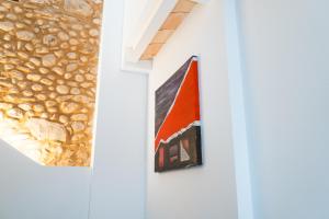 ein Gemälde eines Zuges an einer Wand neben einer Wand in der Unterkunft Casa súper acollidora completament reformada in Saldet