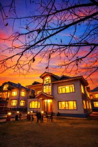 Bygningen som pensionatet ligger i + 26 billeder