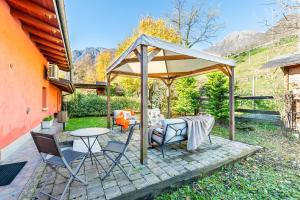 Nespecifikovaný výhled na hory nebo výhled na hory při pohledu z farmy